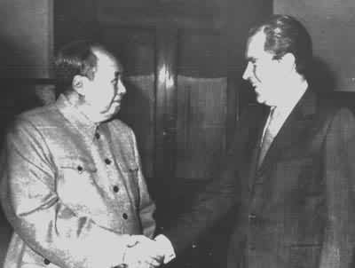 1972年2月，毛泽东主席会见美国总统r.m.尼克松，开始中美最高层会谈，为中美建交和合作开辟了道路