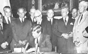 图2 美国国会领导人和政府官员观看J.F.肯尼迪总统签署的《禁止核试验条约》(1963)