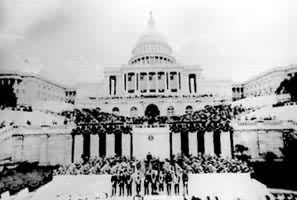 第41任美国总统G.H.W.布什在国会大厦前举行就职宣誓仪式(1989年1月20日)