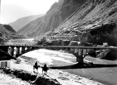 川藏公路上的金沙江大桥