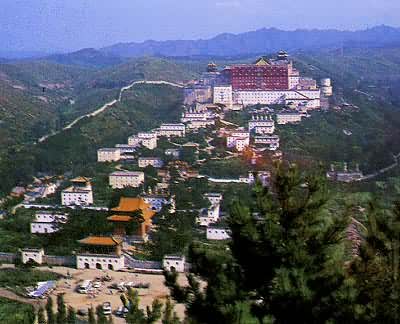 ͼ  �ӱ��е±���ɽׯ�����ڳ�֮��