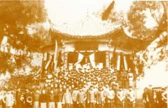 1915��12��25�գ����ɵ���Ϊ���Ժ��ܵ��ƣ�������Ԭ�����������϶�����ͼΪ���ϸ���Ϊ��ף���������Ӱ