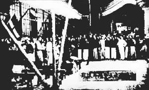 1913��5��29�գ��������ڱ���ĥ��Ժ���г������ʱ��Ӱ