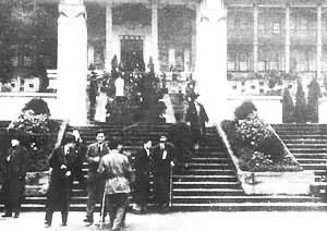 1946年1月，政治协商会议在重庆召开。图为会场外景