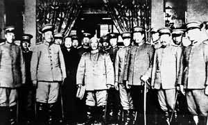 袁世凯在北京就任临时大总统后，与北洋将领合影