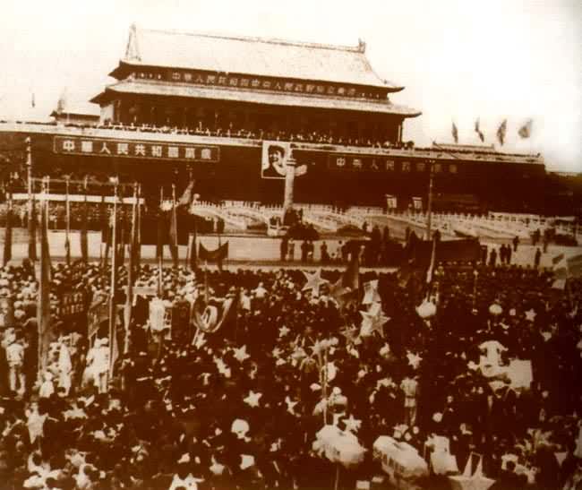 天安门广场上参加开国大典的群众