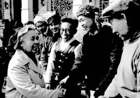  1981��4�¶������ϯ�й�����Э����ѧ��ϰ����һ������������ѧ�����࿪ѧ�����ѧԱ�Ǳ�ʾף��