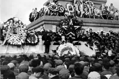 1976��4������Ⱥ���ڱ����찲�Ź㳡���������и���ʫ��ĳ���