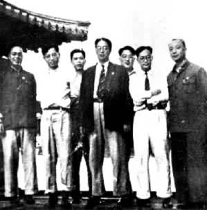 1949年郑振铎(中)与唐弢(右一)、巴金(右二)、曹禺(左二)、李健吾(左一)等在北京北海五龙亭