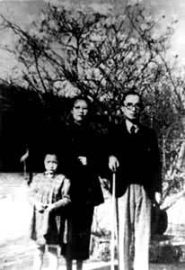 1948年朱自清和夫人、女儿　在北平颐和园
